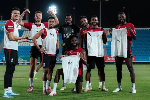 لاعبو الهلال في لقطة مرحة بعد نهاية المران (موقع النادي) 