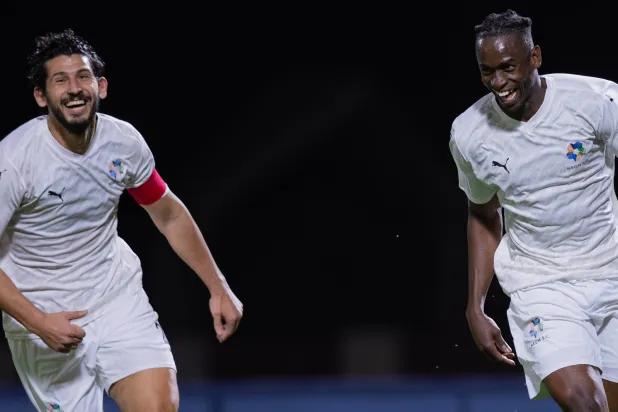 سيميدو يحتفل مع حجازي بعد أحد أهدافه في الموسم الماضي (نادي نيوم)