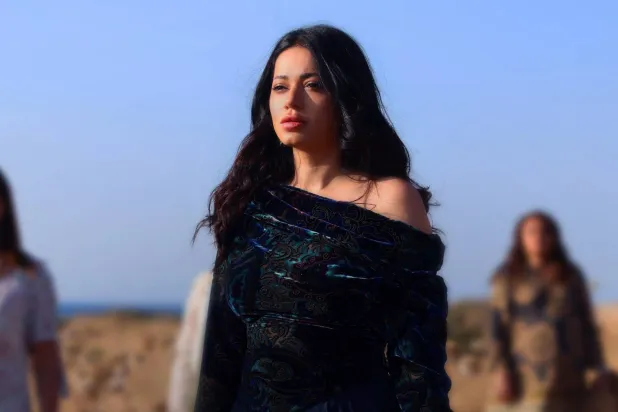 المطربة العراقية رحمة رياض في مشهد من أغنيتها الجديدة «من الآخر» (إدارة أعمال الفنانة)