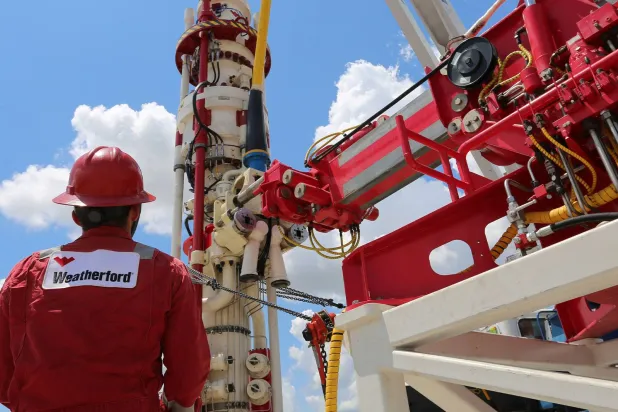 موظف تابع لـ«ويذرفورد» في أحد المواقع التابعة للشركة (ويذرفورد)