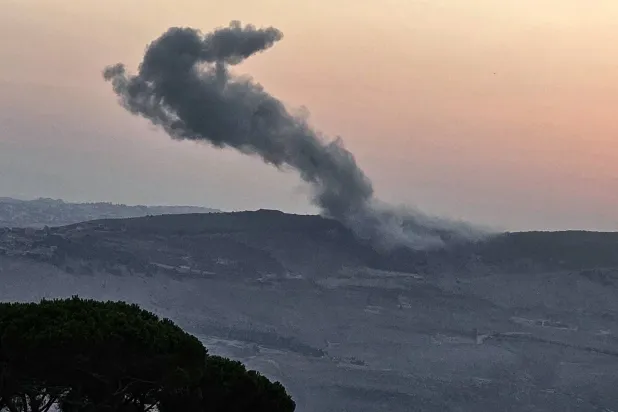صورة التقطت من قرية مرجعيون في جنوب لبنان تظهر تصاعد الدخان من موقع غارة جوية إسرائيلية استهدفت أطراف قرية كفرتبنيت في قضاء النبطية (أ.ف.ب)