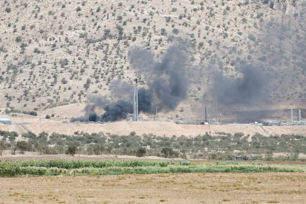 تصاعد الدخان بعد استهداف منشآت نفطية في إقليم كردستان العراق بهجوم بطائرة مسيرة - 16 يوليو 2025 (رويترز)
