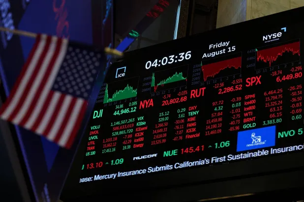 شاشة تعرض المؤشرات ومعلومات التداول الأخرى بعد جرس الإغلاق في بورصة نيويورك (رويترز)