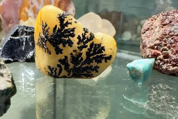 مجموعة من الأحجار الكريمة في أحد المعارض بالسعودية (واس)