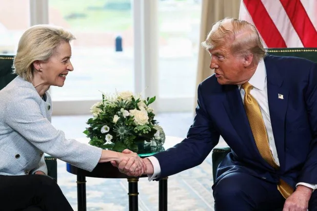 ترمب يصافح فون دير لاين بعد إعلان صفقة تجارية أميركية-أوروبية في تورنبرّي باسكوتلندا يوم 27 يوليو 2025 (رويترز)