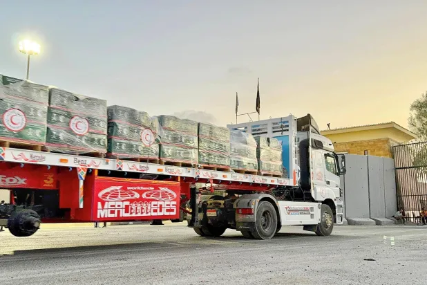 الشاحنات الإغاثية تأتي امتداداً للجسور السعودية الجوية والبرية والبحرية (واس)