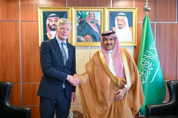 صورة نشرها السفير السعودي لدى اليمن محمد آل جابر أثناء لقائه المبعوث الأممي لليمن هانس غروندبرغ في الرياض
