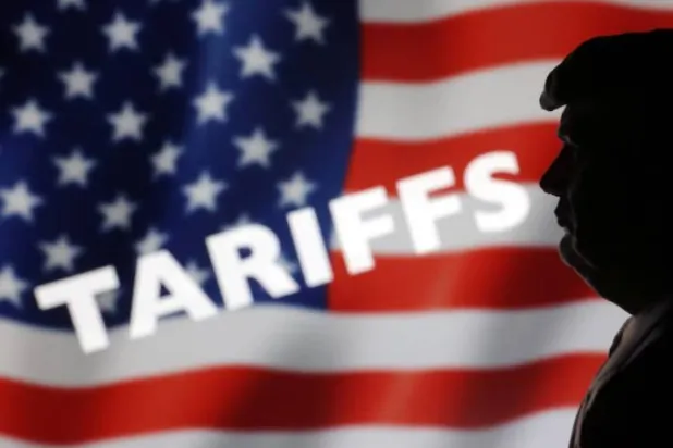 مجسّم مصغر مطبوع بتقنية ثلاثية الأبعاد للرئيس دونالد ترمب وعلم الولايات المتحدة وكلمة «الرسوم الجمركية» في هذا الرسم التوضيحي (رويترز)