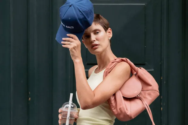 بيانكا بالتي واحدة من المؤثرات والشهيرات اللواتي أقبلن على الحقيبة (فندي)