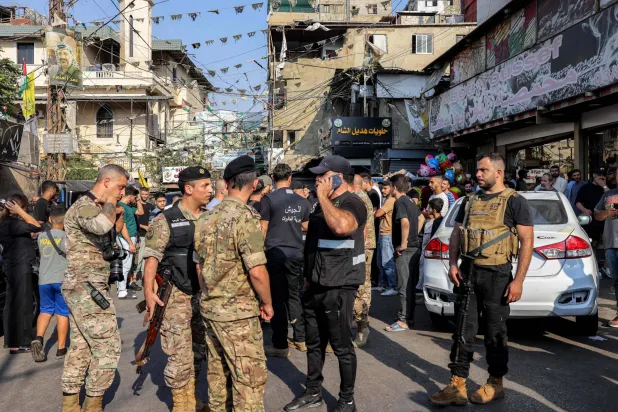 عناصر من الجيش اللبناني ينتشرون في مخيم برج البراجنة للاجئين الفلسطينيين جنوب بيروت (أ.ف.ب)