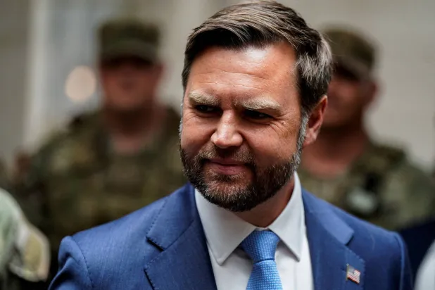 نائب الرئيس الأميركي جي دي فانس خلال لقاء مع جنود من الحرس الوطني في واشنطن (رويترز)