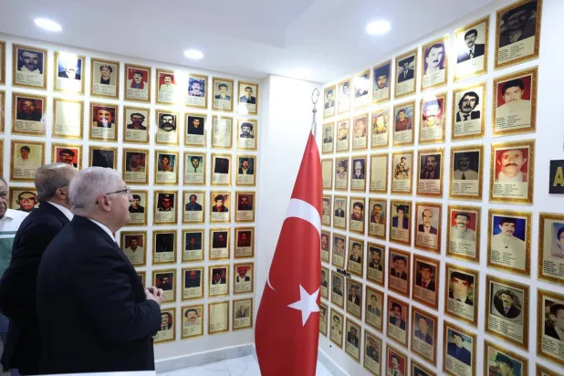وزير الدفاع التركي يشار غولر يشاهد معرضاً لصور ضحايا الصراع مع «العمال الكردستاني» في شرناق (الدفاع التركية)