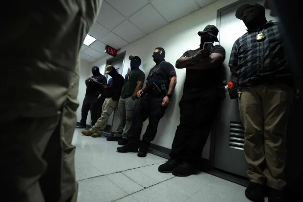 عملاء فيدراليون ينتظرون خارج قاعة محكمة الهجرة بمدينة نيويورك يوم 20 أغسطس 2025 (أ.ف.ب)