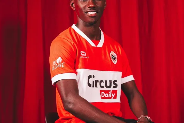 الصحفي بقميص ناديه البلجيكي الجديد (الشرق الأوسط)