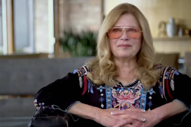 المخرجة في لقطة من فيلمها «أمي جَين» (HBO)
