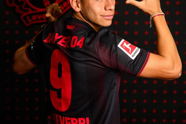  إتشفيري بقميص باير ليفركوزن بعد التوقيع (الشرق الأوسط)