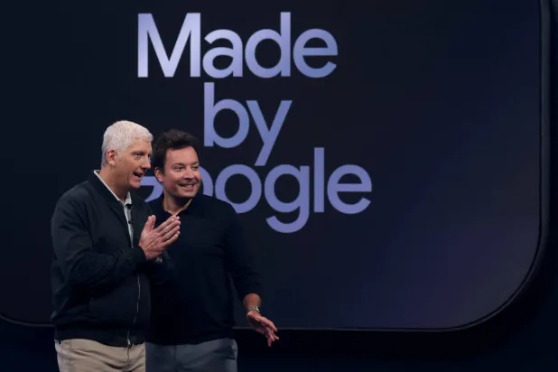 ريك أوستيرلوه نائب الرئيس الأول للأجهزة والخدمات في «غوغل» والمذيع جيمي فالون خلال حضورهما الحدث لتقديم أحدث أجهزة سلسلة «بيكسل» (رويترز)