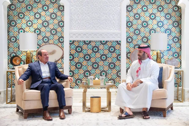 الأمير محمد بن سلمان لدى استقباله الرئيس عبد الفتاح السيسي في قصر نيوم الخميس (واس)