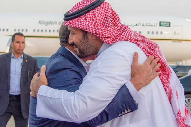 ولي العهد السعودي الأمير محمد بن سلمان مودعاً الرئيس المصري عبد الفتاح السيسي لدى مغادرته نيوم الخميس (واس)