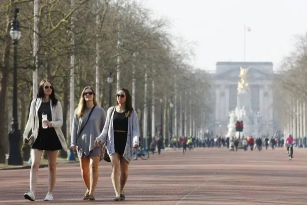 المشي يُساعد على فقدان الوزن ويُحسّن الهضم (رويترز)