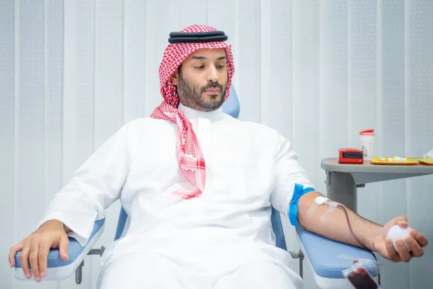 ولي العهد السعودي الأمير محمد بن سلمان لدى تبرعه بالدم (واس)