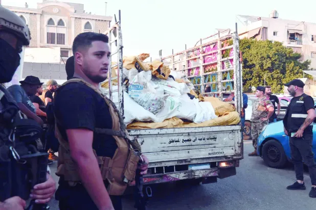 Lübnan Ordusu İstihbaratı mensupları dün Beyrut'un güney banliyölerindeki Burc el-Beracine kampında silah teslim aldı (Şarku'l Avsat)