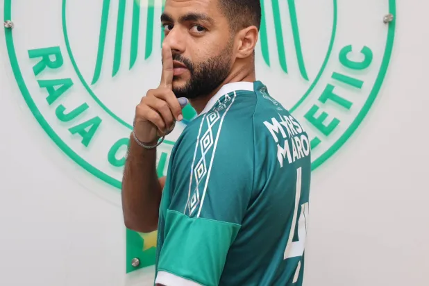 إسماعيل مقدم بعد توقيع العقد (موقع النادي)