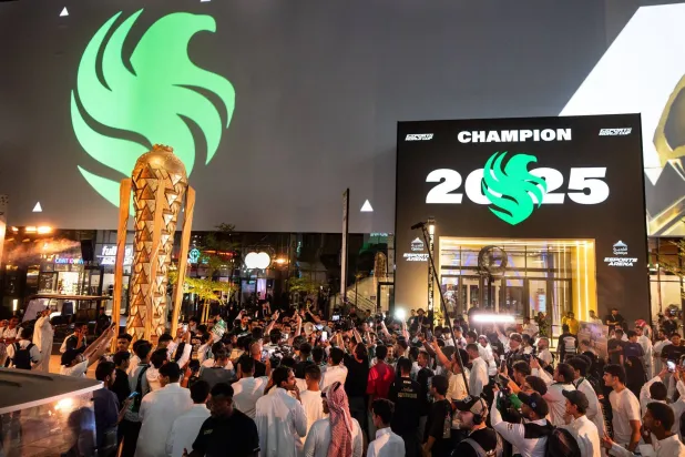 جماهير سعودية تحتفل في الساحات الخارجية لمقر البطولة بالإنجاز (الشرق الأوسط)