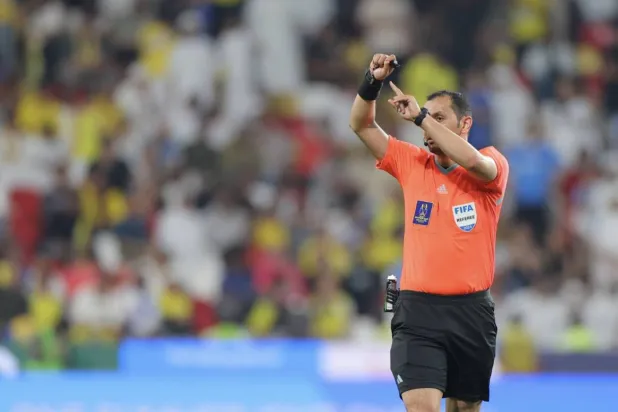 الهويش أدار العديد من المباريات الكبيرة (تصوير: عبد العزيز النومان)