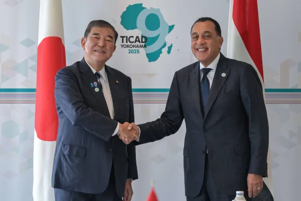 رئيس الوزراء المصري مصطفى مدبولي يصافح نظيره الياباني شيغيرو إيشيبا خلال اجتماعهما في مؤتمر طوكيو الدولي التاسع للتنمية في أفريقيا (تيكاد 9) يوم 22 أغسطس 2025 (أ.ف.ب)