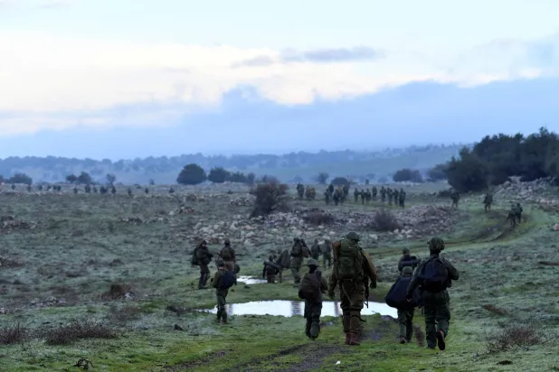جنود إسرائيليون خلال تدريب بالقرب من الحدود مع سوريا في مرتفعات الجولان المحتلة... 1 فبراير 2024 (رويترز)