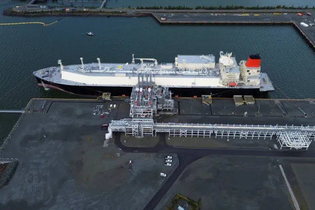 ناقلة غاز طبيعي مسال في ميناء كيتمات الكندي (رويترز)