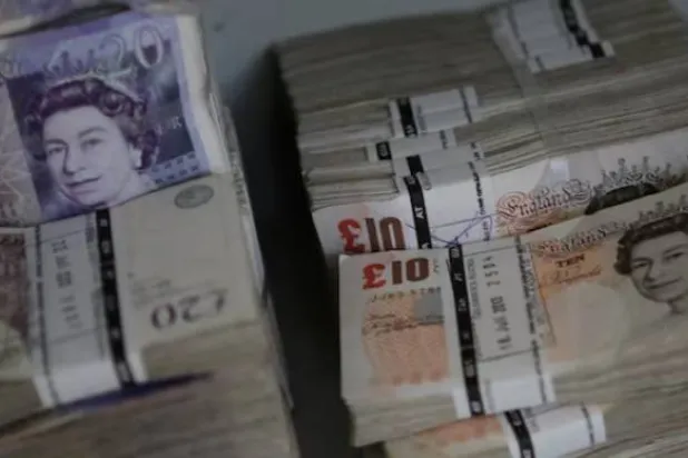 أوراق نقدية من الجنيه الإسترليني (رويترز)
