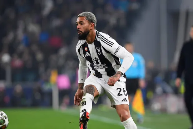 لاعب خط الوسط البرازيلي دوغلاس لويز (رويترز)