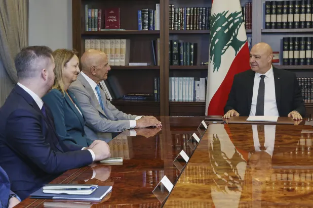 الرئيس اللبناني جوزيف عون مستقبِلاً المبعوث الأميركي توم برّاك والوفد المرافق في القصر الرئاسي (الرئاسة اللبنانية)