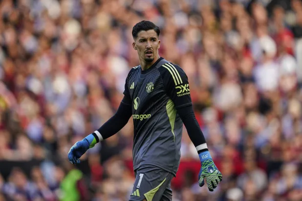 التركي ألتاي بايندير بدأ الموسم أساسيا مع مان يونايتد (أ.ب)