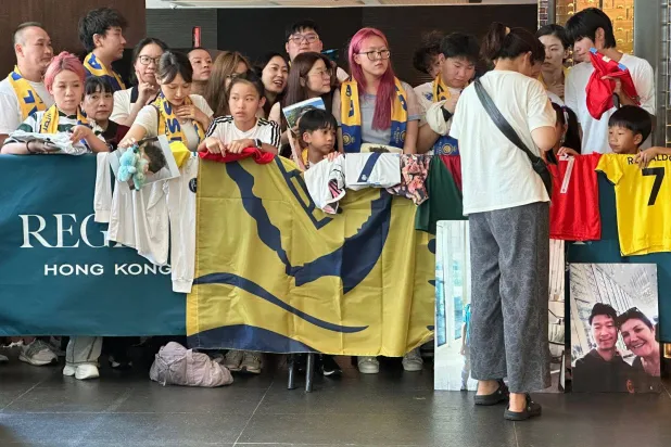 بات المشهد معتاداً لرؤية حشود من الجماهير أمام فندق النصر (الشرق الأوسط)