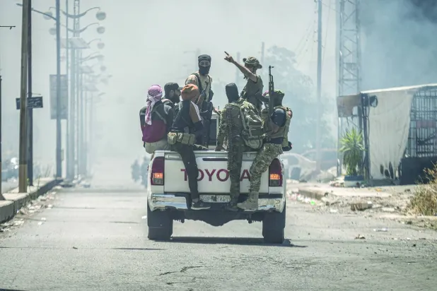 مقاتلون من عشائر البدو في السويداء (أ.ف.ب)