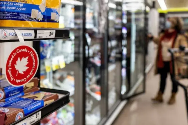 لوحات تُظهر المنتجات الكندية معروضة في متجر بقالة بهاميلتون في أونتاريو (رويترز)