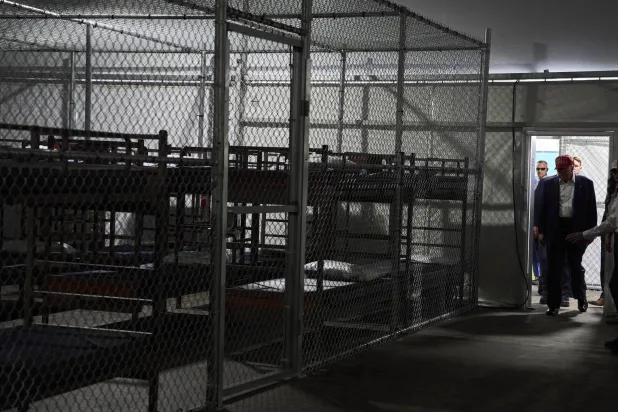 الرئيس الأميركي دونالد ترمب خلال تفقده منشأة «ألكاتراز التماسيح» في إيفرغليدز بولاية فلوريدا (أ.ب)