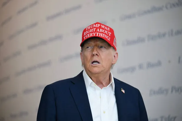 الرئيس الأميركي دونالد ترمب يتحدث خلال جولة في واشنطن (أ.ب)