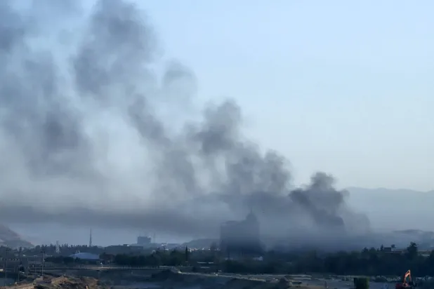 تصاعد الدخان فوق أحد أحياء السليمانية شرق إقليم كردستان العراق بعد اعتقال لاهور شيخ جنكي (أ.ف.ب)