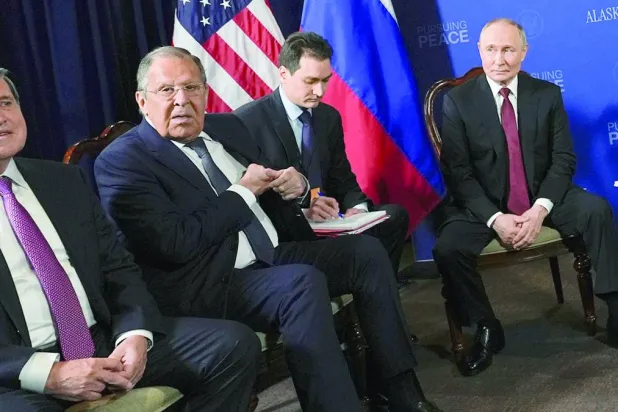 بوتين مع طاقمه ووزير خارجيته سيرغي لافروف (أ.ب)