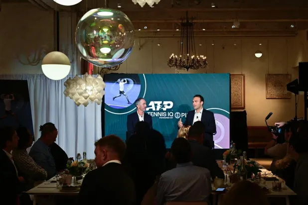 دارين كاهيل اللاعب السابق والمدرب الحالي وروس هوتشينز الرئيس التنفيذي للشؤون الرياضية في «رابطة محترفي التنس» (الشرق الأوسط)