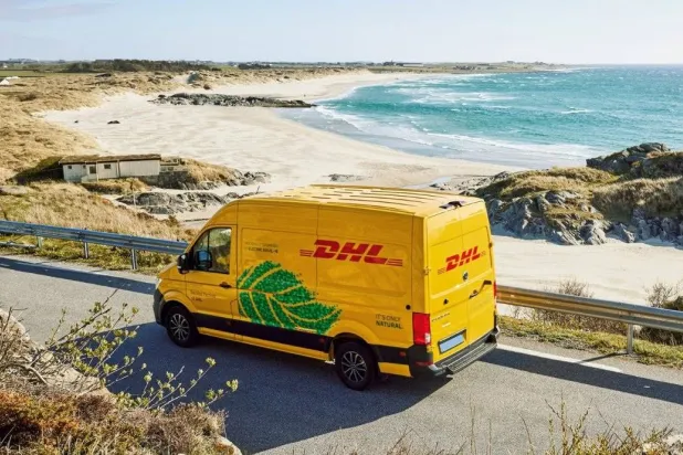 سيارة تحمل شعار مجموعة توصيل الطرود «دي إتش إل» (حساب الشركة عبر إكس)