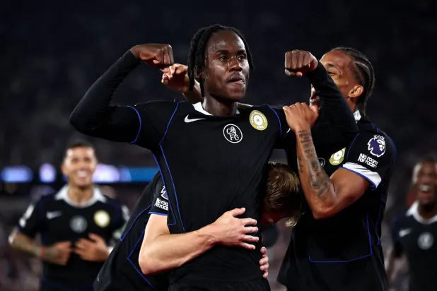 تريفوه تشالوباه محتفلا بهدفه (أ.ف.ب)