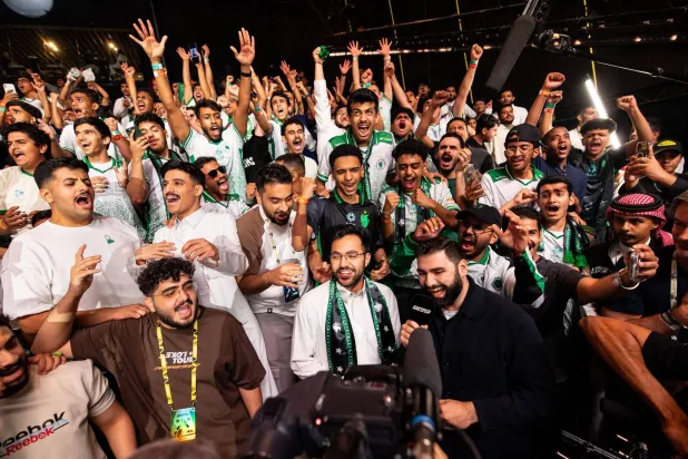 فريق فالكونز السعودي وجماهيره يحتفلون باللقب (الشرق الأوسط)