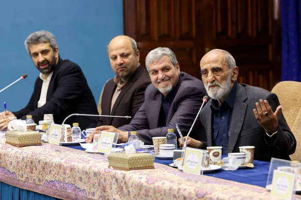 شريعتمداري رئيس تحرير صحيفة كيهان خلال اجتماع مع الرئيس في يوليو 2025- الرئاسة الإيرانية