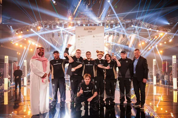 الأمير فيصل بن بندر خلال تتويج أحد الفرق الفائزة (كأس العالم للرياضات الإلكترونية)