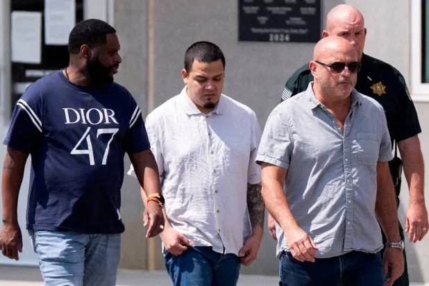 كيلمار أبريغو غارسيا (بالقميص الأبيض) يغادر السجن في ولاية تينيسي (رويترز)